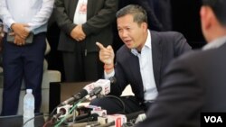 លោក​ឧត្តម​សេនីយ៍​ឯក​ ហ៊ុន​ ម៉ាណែត ​នាយ​រង​សេនា​ធិការ​ចម្រុះ​នៃ​កង​យោធពល​ខេមរភូមិន្ទ ​បន្ទាប់​ពី​​​ទស្សៈកិច្ច​រយៈពេល​១៣ថ្ងៃ​​របស់​លោក​ នៅ​ឯ​ប្រទេស​អូស្ត្រាលី​ និង​ប្រទេស​នូវែល​សេឡង់ នៅឯអាកាសយានដ្ឋាន​​អន្តរជាតិ​ភ្នំពេញ​ កាល​ពី​ថ្ងៃ​ទី​១៩​ ខែ​តុលា​ ឆ្នាំ​២០១៦។