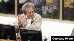 លោក ​Philip Short ​អាយុ​៦៨​ឆ្នាំ​គឺជា​អតីត​អ្នកកាសែត​ឲ្យ​វិទ្យុ​ BBC ​និង​ជា​អ្នកនិពន្ធ​សៀវភៅ​ «Pol Pot: Anatomy of a Nightmare» និង​ជីវប្រវត្តិ​បុគ្គល​ជាច្រើន។ (រូបថត៖​ មជ្ឈមណ្ឌល​ឯកសារ​កម្ពុជា)