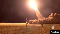 Tangkapan layar dari video yang dirilis Media Militer Houthi pada 19 Desember 2024, menunjukkan peluncuran rudal yang diklaim ditembakkan ke Israel dari lokasi yang tidak diketahui. (Foto: HOUTHI MILITARY MEDIA/via REUTERS)