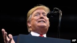 រូបឯកសារ៖ ប្រធានាធិបតីអាមេរិកលោក Donald Trump ថ្លែងអំឡុងពេលយុទ្ធនាការឃោសនាមួយនៅរដ្ឋ Florida កាលពីថ្ងៃទី២៦ ខែវិច្ឆិកា ឆ្នាំ២០១៩។ 