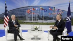 Le président Joe Biden et le secrétaire-général de l’OTAN Jens Stoltenberg au siège de l’OTAN à Bruxelles, en Belgique, le 14 juin 2021.