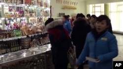 북한 평양 중구역 창전거리에 새로 문을 연 ‘황금벌상점'을 찾은 손님들이 지난달 12일 물건을 사고 있다. 