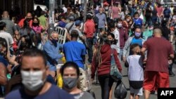La foule dans une rue commerçante du centre-ville de Sao Paulo pendant la pandémie de coronavirus, au Brésil, le 4 août 2020. (Nelson Almeida/AFP)