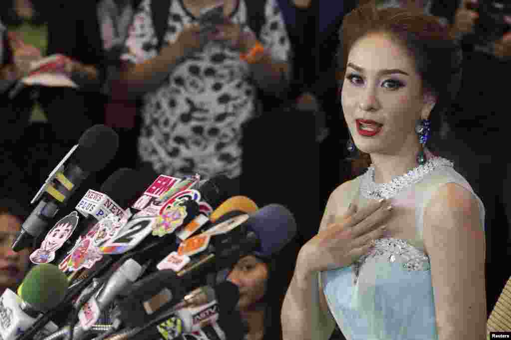 Miss Universe Thailand, Weluree Ditsayabut berbicara dalam konferensi pers di Bangkok. Ditsayabut melepaskan gelarnya, setelah komentarnya yang kontroversial yang mengritik para pendukung mantan PM Yingluck Shinawatra.