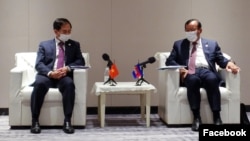 លោក ប្រាក់ សុខុន រដ្ឋមន្រ្តីការបរទេស​កម្ពុជា ជួបពិភាក្សាទ្វេភាគីជាមួយ​លោក Bui Thanh Son រដ្ឋមន្រ្តីការបរទេស​វៀតណាម នៅ​ក្នុង​ទីក្រុង Chongqing ប្រទេស​ចិន នៅព្រឹកថ្ងៃទី០៧ ខែមិថុនា ឆ្នាំ២០២១។ (ពី​ហ្វេសប៊ុក​ក្រសួង​ការបរទេស​កម្ពុជា) 