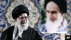 Ayatollah Ali Khamenei memberikan pidato di depan pasukan paramiliter Iran 'Basij' di Teheran hari Rabu (20/11). 