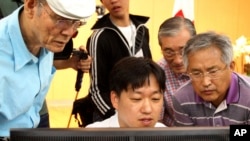 Para pelamar di Korea Selatan mengecek nama mereka yang akan diperbolehkan menemui anggota keluarga mereka dari Korea Utara (24/8).