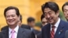 Thủ tướng Nhật Bản Shinzo Abe gặp Thủ tướng Việt Nam Nguyễn Tấn Dũng khi ông đến thăm Hà Nội trong chuyến công du Đông Nam Á