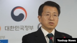 백태현 한국 통일부 대변인이 14일 서울 세종로 정부서울청사에서 국제기구를 통해 800만 달러 대북인도지원 검토한다는 발표를 하고 있다.