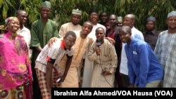 Wasu daga cikin Membobin Muryar Talaka na Jihar Kano Suke gabatar da shawarwari da bayanai Kan Dandalin VOA.