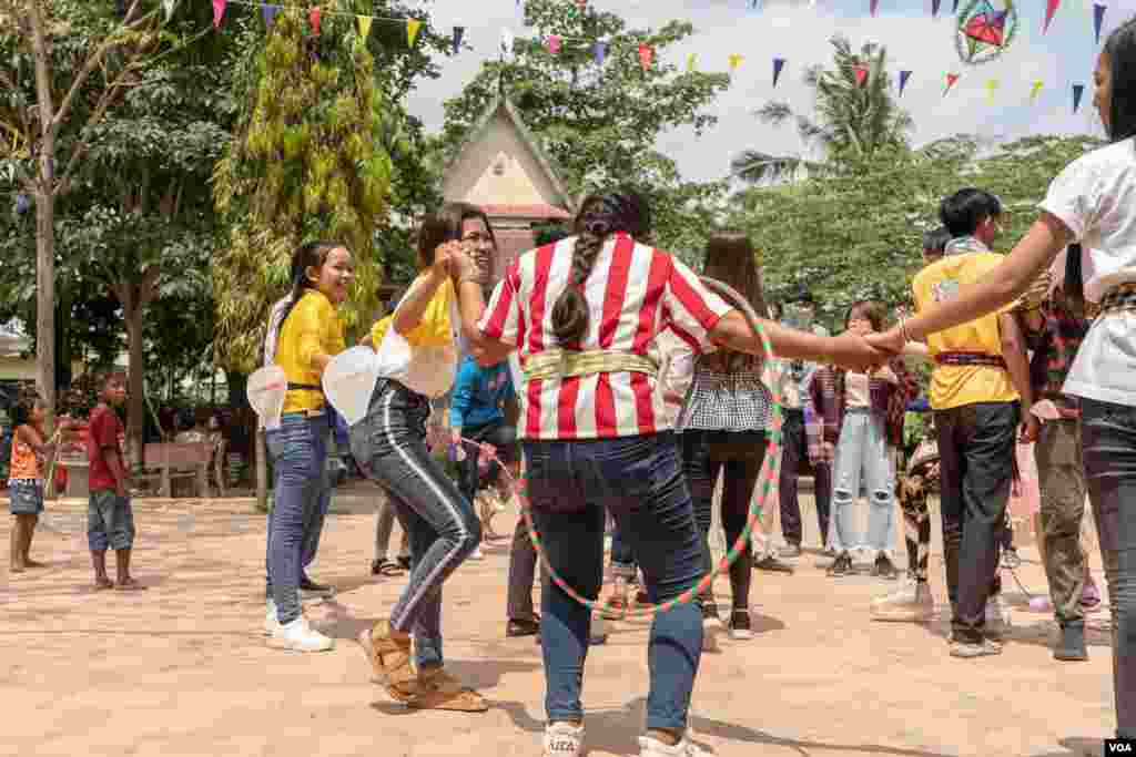 អ្នកចូលរួមលេង​ល្បែង​កំសាន្តនៅក្នុងកម្មវិធី​ «បុណ្យភូមិ», នៅរាជ​ធានីភ្នំពេញ, នៅថ្ងៃទី០៦ ខែមេសា ឆ្នាំ២០១៩។ (ខាន់ សុគុំមនោ/VOA)