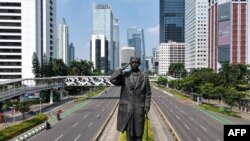 This aerial picture shows streets partly deserted in Jakarta on July 3, 2021, as Indonesia imposed a partial lockdown in the capital due to the COVID-19 coronavirus Delta variant. (Photo by BAY ISMOYO / AFP)