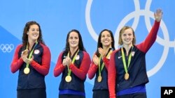 10일 브라질 리우올림픽 수영 여자 800미터 자유영 계영 결승에서 금메달을 차지한 미국 선수들이 시상대에 올랐다. 왼쪽부터 앨리슨 슈미트, 레아 스미스, 마야 디라도, 케이티 레덱키.