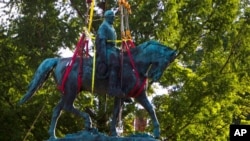 Radnici uklanjaju spomenik generalu Robertu Lilju iz Šarlotsvila u Virdžiniji, 10. jula 2021. 