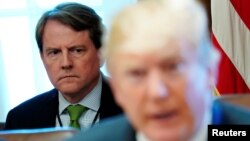 Penasihat Gedung Putih, Don McGahn (kiri) duduk di belakangan Presiden AS Donald Trump pada rapat kabinet di Gedung Putih, Washington DC (foto: dok). 