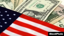 Bendera Amerika dan lembaran uang dolar Amerika (Foto: dok). Laporan harian Wall Street Journal menyatakan bahwa jumlah laba 60 perusahaan AS yang disimpan di luar negeri mencapai $166 miliar tahun lalu. 