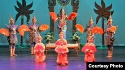 អ្នក​រាំ​របាំ​នៃ​សមាគម​រក្សា​មរតក​ខ្មែរ ដែល​ដឹកនាំ​ដោយ​លោក ទេស សារឿម និង​អ្នកស្រី ទេស សំអឿន កំពុង​សម្តែង​របាំ​បុរាណ​ខ្មែរ​មួយ នៅ​បណ្ណាល័យ​រដ្ឋសភា​អាមេរិក នៅ​រដ្ឋធានី​វ៉ាស៊ីនតោន កាលពី​ខែឧសភា ឆ្នាំ២០១៧។ (រូបថត​ដោយ​សមាគម​រក្សាមរតក​ខ្មែរ)