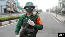 Seorang tentara Vietnam melakukan penjagaan di jalanan Ho Chi Minh City di tengah penerapan lockdown ketat hingga 16 September 2021 untuk menghentikan penyebaran pandemi COVID-19.