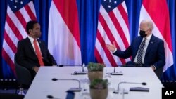 ប្រធានាធិបតីឥណ្ឌូណេស៊ីលោក Joko Widodo (ឆ្វេង) ស្តាប់​ប្រធានាធិបតី​ស.រ.អ.លោក Joe Biden ខណៈដែលលោក Biden ធ្វើ​សេចក្តីថ្លែងការណ៍មួយ​ទៅកាន់សារព័ត៌មាន មុនកិច្ចប្រជុំទ្វេភាគីនៅឯសន្និសីទ​របស់​អ.ស.ប.ស្តីពី​ការប្រែប្រួលអាកាសធាតុ (COP26) នៅទីក្រុង Glasgow កាលពី​ថ្ងៃទី១ ខែវិច្ឆិកា ឆ្នាំ២០២១។