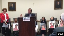 미국의 에드 로이스 하원 외교위원장이 10일 하원에서 열린 기자회견에서 연설하고 있다.