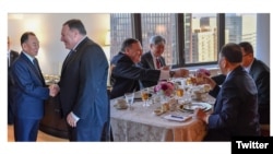 蓬佩奥推特照片：今晚在纽约与金英哲共进晚餐。 菜单包括牛排、玉米和奶酪