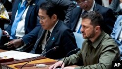 볼로디미르 젤렌스키(오른쪽) 우크라이나 대통령이 20일 미국 뉴욕 유엔본부에서 열린 '평화 유지와 우크라이나의 안보' 주제 안전보장이사회 회의에서 발언하고 있다. 왼쪽은 기시다 후미오 일본 총리.