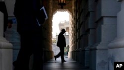 미 공화당 중진 린지 그레이엄 상원의원이 29일 임시지출안 논의를 위해 의사당에 들어서고 있다. 