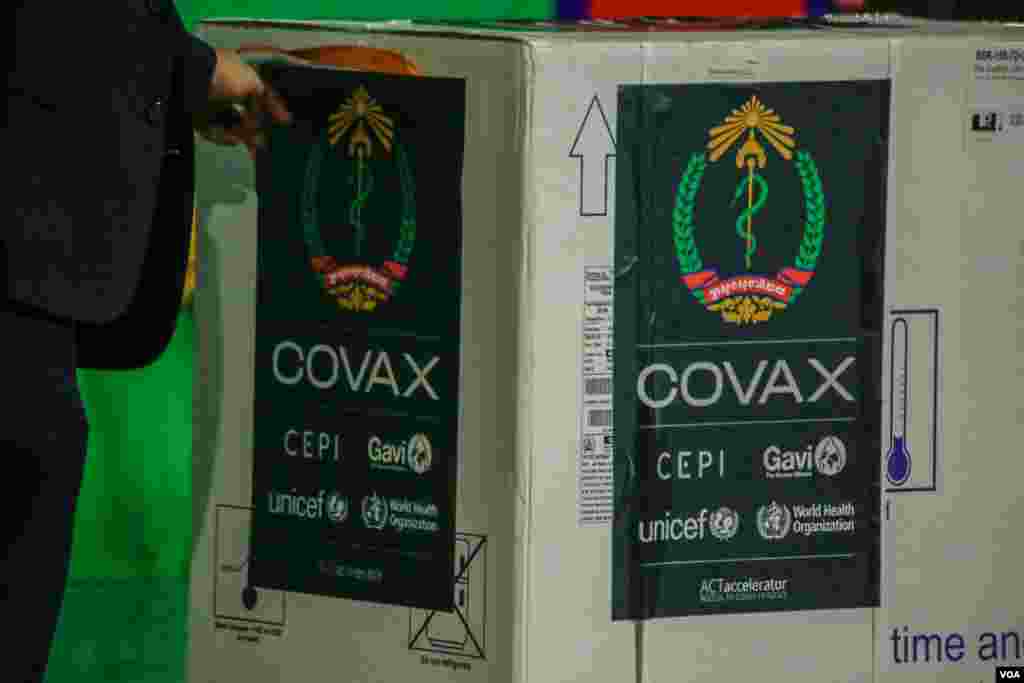 វ៉ាក់សាំង​បង្ការ​ជំងឺ​កូវីដ១៩ ​របស់​ក្រុមហ៊ុន​ AstraZeneca​ មក​ដល់​អាកាសយានដ្ឋានអន្តរជាតិភ្នំពេញ ថ្ងៃ​អង្គារ​ ទី​២​ ខែ​មីនា​ ឆ្នាំ​២០២១​។ (ហ៊ាន សុជាតា/​វីអូអេ​)