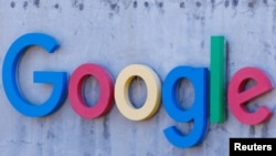 Логото на „Google LLC“ прикажано на влезот во една од нивните згради во Сан Диего, Калифорнија, 9 октомври 2024 година.