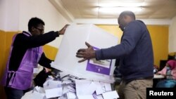 Petugas pemilu mengosongkan kotak suara dalam pemilihan parlemen dan regional Ethiopia, di Addis Ababa, Ethiopia, 21 Juni 2021. (REUTERS)