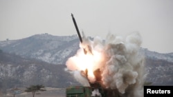 Sebuah sistem roket luncur ganda yang baru terlihat diujicobakan di Korea Utara, dalam foto yang dikeluarkan kantor berita KCNA di Pyongyag (4/3).