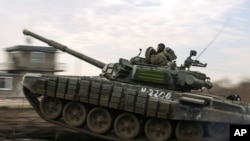 资料照片：俄罗斯坦克在俄罗斯克拉斯诺达尔地区的莫尔基诺训练场参加演练。(2021年12月14日)