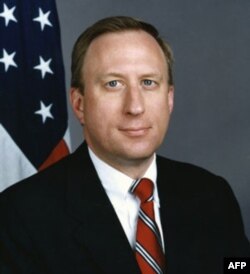 Jorj Krol, tajribali diplomat, o'zbek va rus tillarida gaplasha oladi. 2003-2006 yillarda Belarusda elchilik qilgan. Undan keyin esa AQShning Markaziy Osiyo bo'ychia bosh diplomati bo'lgan.