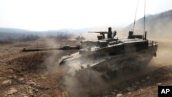 한국군 장병들이 경기도 양평에서 K-2 전차 기동훈련에 참가하고 있다. (자료사진)