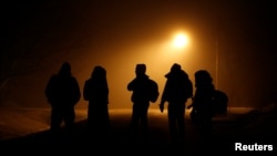 아프리카 출신 이민자들이 지난 3월 미국-캐나다 국경을 불법으로 넘고 있다.