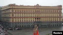 Seorang atlet ski lintas alam <em>(cross country)</em> tampak melewat kawasan Hofsgrund di pegunungan Schauinsland, Black Forest, Jerman.