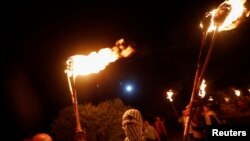 Para warga Palestina berdemo menentang pendudukan oleh Israel yang membangun pemukiman di wilayah Beita, West Bank, dalam aksi yang berlangsung pada 22 Juni 2021. (Foto: Reuters/Mohamad Torokman)