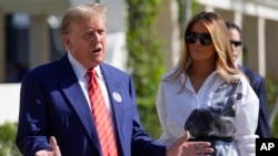 อดีตประธานาธิบดีสหรัฐฯ โดนัลด์ ทรัมป์ กับภริยา ขณะแถลงข่าวเมื่อวันที่ 19 มีนาคม 2024