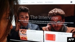 지난달 24일 미국 워싱턴의 한 여성이 인터넷 구글플레이 영화 페이지에서 영화 '인터뷰'를 검색하고 있다.