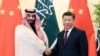 Putra Mahkota Arab Saudi Mohammad bin Salman bersalaman dengan Presiden China Xi Jinping dalam pertemuan di Beijing pada 22 Februari 2019. (Foto: Xinhua via AP/Liu Weibing)