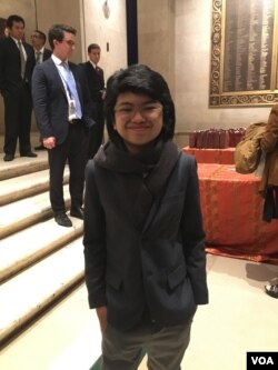 Pianis, Joey Alexander seusai acara jamuan makan malam di gedung Kamar Dagang AS (dok: VOA)