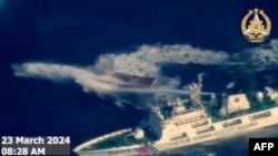 រូបភាពដែលដកស្រង់​វីដេអូ​ចេញផ្សាយពីថ្ងៃទី២៣ ខែមីនា ឆ្នាំ២០២៤ បង្ហាញការ​ប្រឈមមុខគ្នារវាង​នាវាចិននិងនាវាហ្វីលីពីន នៅតំបន់សមុទ្រចិនខាងត្បូង។ 