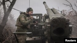 Војник на 24-та механизирана бригада пука со хаубица, во близина на Часив Јар, 18 ноември 2024 година