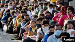 រូបឯកសារ៖ កម្មករចំណាកស្រុកនិងសមាជិកគ្រួសារ រងចាំធ្វើដំណើរតាមរថភ្លើងដើម្បីទៅផ្ទះរបស់ពួកគេវិញ បន្ទាប់ពីរដ្ឋាភិបាលឥណ្ឌាបិទដំណើរការក្នុងប្រទេស ខេត្ត Ahmedabad ប្រទេសឥណ្ឌា កាលពីថ្ងៃទី១៤ ខែឧសភា ឆ្នាំ២០២០។ 