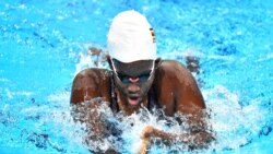 L'Ougandaise Husnah Kukundakwe concourt lors d'une manche du 100 m brasse femmes aux Jeux paralympiques de Tokyo 2020 au Centre aquatique de Tokyo, le 26 août 2021.