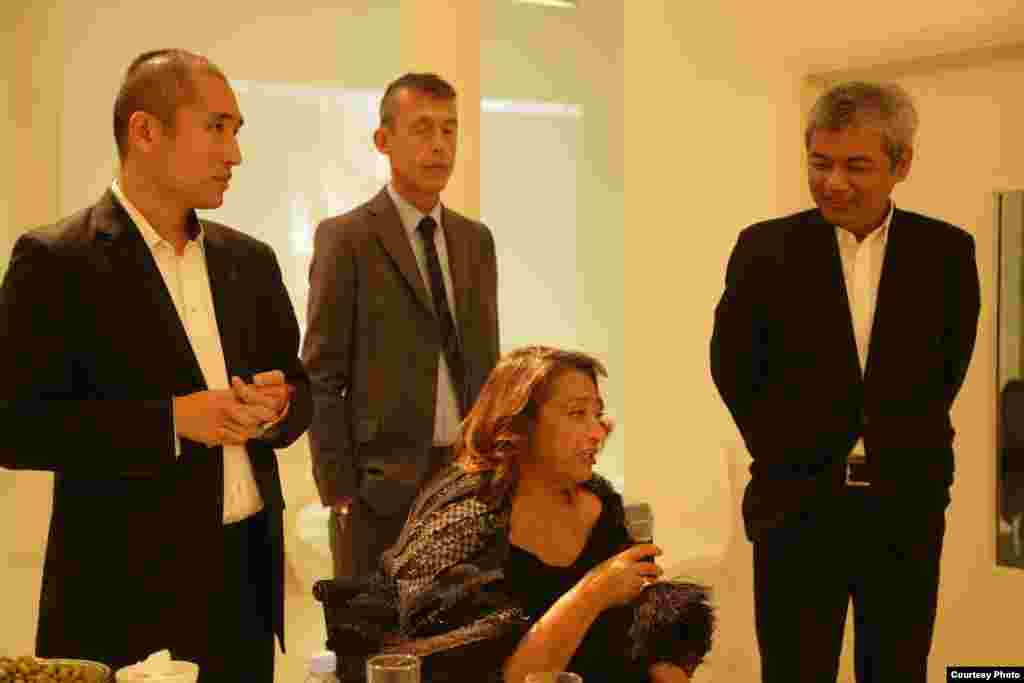 លោក​ស្រី​ Zaha Hadid ​ស្ថាបត្យករ​ជាតិ​អង់គ្លេស-អ៊ីរ៉ាក់​ដ៏​ល្បី​ល្បាញ​ និយាយ​នៅ​ក្នុង​ការ​បង្ហាញ​ប្លង់​វិទ្យាស្ថាន​ស្លឹករឹត​ ដែល​រចនា​ដោយ​លោក​ស្រី​ នៅ​ឯ​វិចិត្រ​សាល​របស់​លោក​ស្រី​ Zaha Hadid នៅ​ក្នុង​ទីក្រុង​ឡុងដ៍​ នៅ​ថ្ងៃ​ទី​៩​ ខែ​តុលា​ ឆ្នាំ​២០១៤។ (Photo by Nhean Socheat/The Sleuk Rith Institute/DC-Cam)