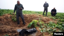 Tiga tentara Israel memeriksa lokasi rongsokan roket yang ditembakkan dari Gaza (foto: dok). Kelompok ISIS di Sinai mengklaim bertanggung jawab atas serangan roket ke Israel hari Jumat (3/7).