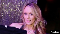 Bintang film panas Stephanie Clifford, atau dikenal dengan nama Stormy Daniels, berpose pada akhir pertunjukannya di Gossip Club, Long Island, New York, 23 Februari 2018. 