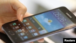 Beberapa aplikasi teknologi memungkinkan orangtua menyaring konten Internet dan memblokir panggilan serta pesan. (Foto: Dok)