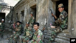 ទាហ៊ានខ្មែរ អង្គុយនៅប្រាសាទព្រះវិហារ​។ 